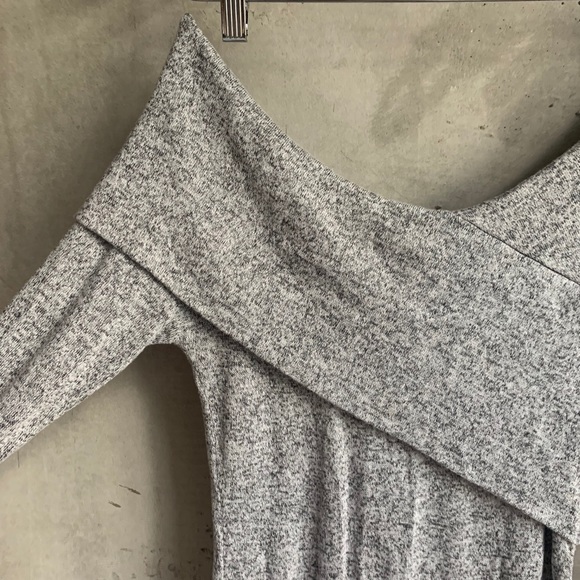 ๐2/$20๐ Fashion Nova off shoulder grey sweater - Picture 8 of 9